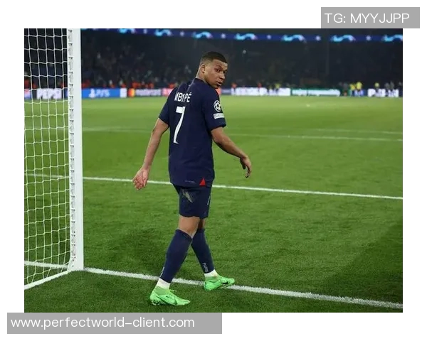 国王杯激战：巴黎圣日耳曼大胜那不勒斯红牌争议引发全场热议